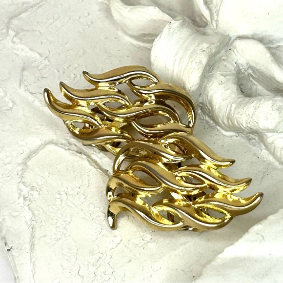 Vintage Signed Crown Trifari Gold Tone Clip On Earrings - Picture 1 of 11